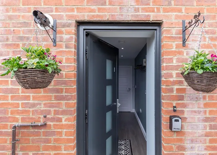 Elliot Oliver - Charming One Bedroom Apartment With Parking In The Docks