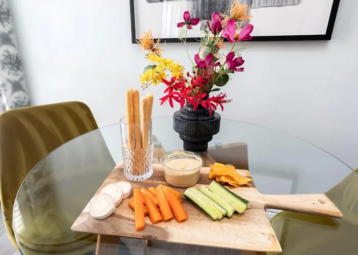 Elliot Oliver - Charming One Bedroom Apartment With Parking In The Docks