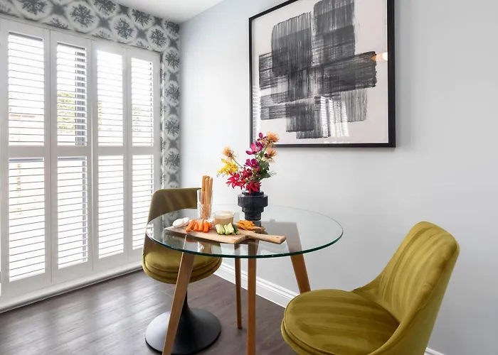Elliot Oliver - Charming One Bedroom Apartment With Parking In The Docks